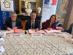 Fayçal Douhane, aux côtés des partenaires, signe le contrat de ville de Caudry