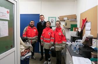 Veille saisonnière - Alexander Grimaud, sous-préfet de l’arrondissement d'Avesnes-sur-Helpe, à la rencontre des bénévoles de la Croix-Rouge