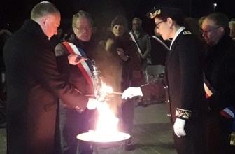 Mémoire - Cécile Dindar, sous-préfète, participe à la cérémonie du partage de la flamme sacrée à Wervicq-sud