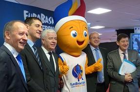 Photo de groupe avec mascotte EuroBasket 2015