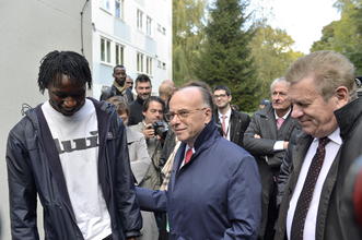Accueil des migrants - Bernard Cazeneuve rencontre des étudiants accueillis sur le campus universitaire scientifique de Villeneuve d'Ascq