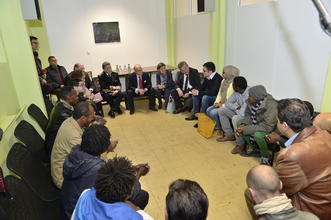 Accueil des migrants - Bernard Cazeneuve rencontre des étudiants accueillis sur le campus universitaire scientifique de Villeneuve d'Ascq