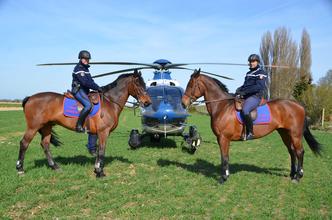 Le régiment de cavalerie et l'hélicoptère de la Gendarmerie nationale sur le Paris-Roubaix