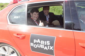Patrick Kanner et Christian Prudhomme sur le Paris-Roubaix-2