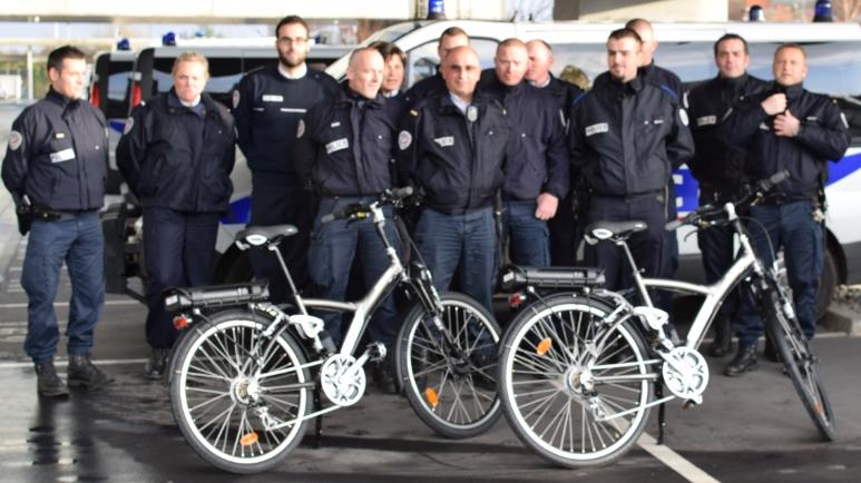 La division de police de Lille lors de la remise des vélos par l'entreprise B'twin.