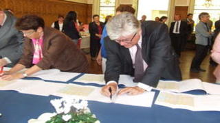 Photo de la signature d'un avenant à la convention de rénovation urbaine à Aniche