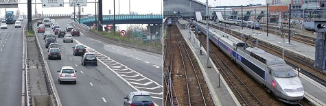 à gauche : Trafic sur le boulevard périphérique lillois - à droite : T.G.V en gare de Lille Flandres
